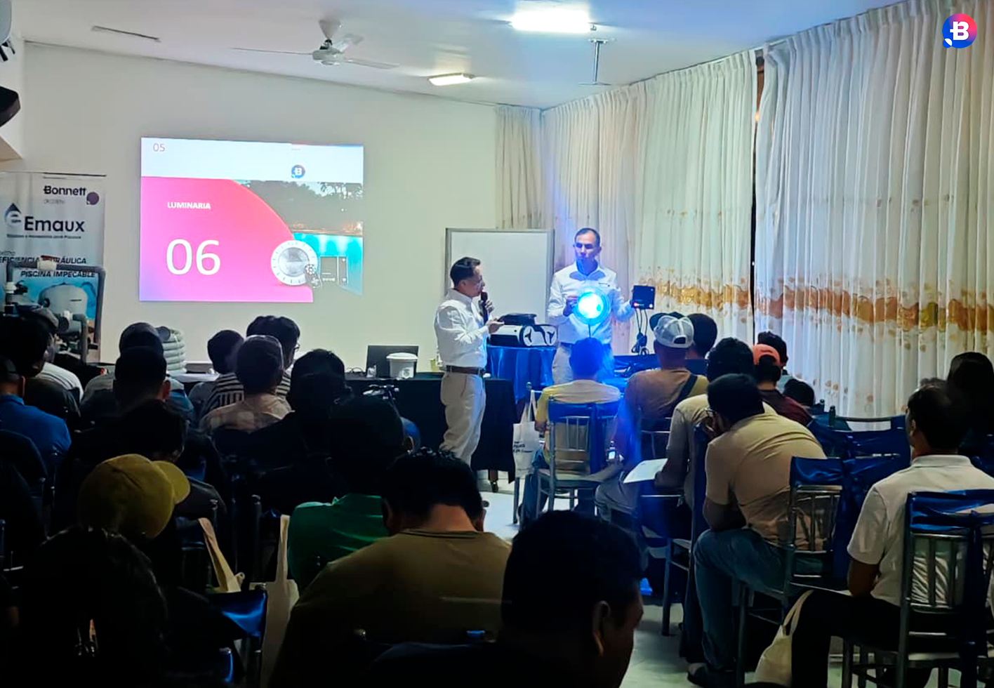 participantes charla técnica piscinas